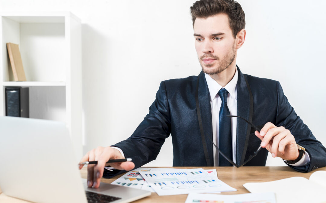 Consultor financiero trabajando en su despacho